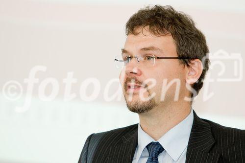 (C) fotodienst.at /Anna Rauchenberger  - Wien, 06.09.2011 –  Das österreichische Pensionssystem ist veraltet und muss reformiert werden. Der Geschäftsführer der versicherungsmathematischen Beratungsfirma ‚arithmetica’  schlägt eine betriebliche Altersvorsorge vor. Durch Anreizsysteme soll die Wirtschaft einen Teil der Pensionslast übernehmen. Das funktioniert aber nur, wenn auf der anderen Seite massive Entlastungen für die österreicheischen Betriebe umgsetzt werden. FOTO: Mag. Christoph Krischanitz, Geschäftsführer der versicherungsmathematischen Beratungsfirma arithmetica