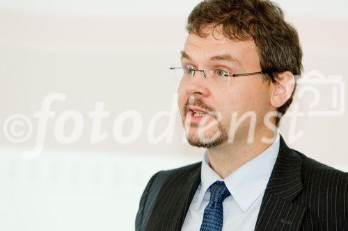 (C) fotodienst.at /Anna Rauchenberger  - Wien, 06.09.2011 –  Das österreichische Pensionssystem ist veraltet und muss reformiert werden. Der Geschäftsführer der versicherungsmathematischen Beratungsfirma ‚arithmetica’  schlägt eine betriebliche Altersvorsorge vor. Durch Anreizsysteme soll die Wirtschaft einen Teil der Pensionslast übernehmen. Das funktioniert aber nur, wenn auf der anderen Seite massive Entlastungen für die österreicheischen Betriebe umgsetzt werden. FOTO: Mag. Christoph Krischanitz, Geschäftsführer der versicherungsmathematischen Beratungsfirma arithmetica