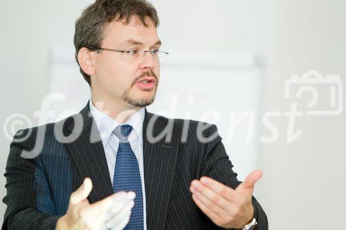 (C) fotodienst.at /Anna Rauchenberger  - Wien, 06.09.2011 –  Das österreichische Pensionssystem ist veraltet und muss reformiert werden. Der Geschäftsführer der versicherungsmathematischen Beratungsfirma ‚arithmetica’  schlägt eine betriebliche Altersvorsorge vor. Durch Anreizsysteme soll die Wirtschaft einen Teil der Pensionslast übernehmen. Das funktioniert aber nur, wenn auf der anderen Seite massive Entlastungen für die österreicheischen Betriebe umgsetzt werden. FOTO: Mag. Christoph Krischanitz, Geschäftsführer der versicherungsmathematischen Beratungsfirma arithmetica