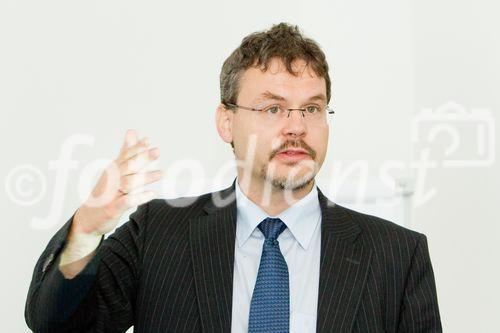 (C) fotodienst.at /Anna Rauchenberger  - Wien, 06.09.2011 –  Das österreichische Pensionssystem ist veraltet und muss reformiert werden. Der Geschäftsführer der versicherungsmathematischen Beratungsfirma ‚arithmetica’  schlägt eine betriebliche Altersvorsorge vor. Durch Anreizsysteme soll die Wirtschaft einen Teil der Pensionslast übernehmen. Das funktioniert aber nur, wenn auf der anderen Seite massive Entlastungen für die österreicheischen Betriebe umgsetzt werden. FOTO: Mag. Christoph Krischanitz, Geschäftsführer der versicherungsmathematischen Beratungsfirma arithmetica