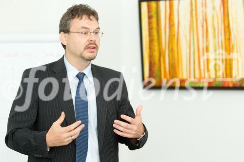 (C) fotodienst.at /Anna Rauchenberger  - Wien, 06.09.2011 –  Das österreichische Pensionssystem ist veraltet und muss reformiert werden. Der Geschäftsführer der versicherungsmathematischen Beratungsfirma ‚arithmetica’  schlägt eine betriebliche Altersvorsorge vor. Durch Anreizsysteme soll die Wirtschaft einen Teil der Pensionslast übernehmen. Das funktioniert aber nur, wenn auf der anderen Seite massive Entlastungen für die österreicheischen Betriebe umgsetzt werden. FOTO: Mag. Christoph Krischanitz, Geschäftsführer der versicherungsmathematischen Beratungsfirma arithmetica