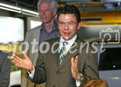 (C) fotodienst/Anna Rauchenberger - Wien, am 11.05.2009 - Das Wiener Unternehmen Media Parking ist der erste Anbieter in Österreich von großformatigen Werbeflächen in Garagen und präsentierte bei der heutigen Pressekonferenz - in der mobilkom-Tiefgarage - ein neues Standard-Format zum Fix Tarif. FOTO v.l.: Oswin Lippitsch, Geschäftsführer aromea Air Design, Michael Rauch, Bereichsleiter Marketing Communications, mobilkom austria