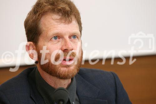 (C) fotodienst/Anna Rauchenberger - Wien, am 08.05.2009 - Fast 3.000 Teilnehmer aus mehr als 80 Ländern
diskutieren beim 11. Europäischen Palliativ-Kongress, der von 7.-10.
Mai 2009 in Wien (Austria Center Vienna) stattfindet, neueste
Erkenntnisse zur optimalen Betreuung von Menschen mit
lebensbedrohlichen Erkrankungen, für die eine Heilung nicht möglich
ist. Pressekonferenz zum Kongress. FOTO: Prof. Dr. Lukas Radbruch, EAPC Präsident, Aachen (Deutschland)