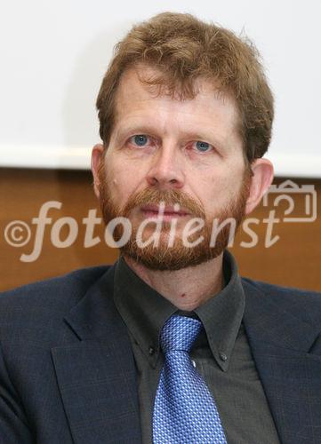 (C) fotodienst/Anna Rauchenberger - Wien, am 08.05.2009 - Fast 3.000 Teilnehmer aus mehr als 80 Ländern
diskutieren beim 11. Europäischen Palliativ-Kongress, der von 7.-10.
Mai 2009 in Wien (Austria Center Vienna) stattfindet, neueste
Erkenntnisse zur optimalen Betreuung von Menschen mit
lebensbedrohlichen Erkrankungen, für die eine Heilung nicht möglich
ist. Pressekonferenz zum Kongress. FOTO: Prof. Dr. Lukas Radbruch, EAPC Präsident, Aachen (Deutschland)