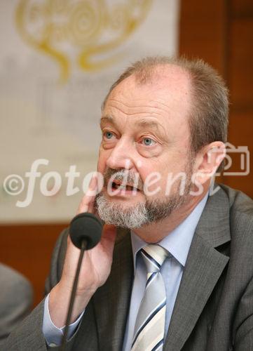 (C) fotodienst/Anna Rauchenberger - Wien, am 08.05.2009 - Fast 3.000 Teilnehmer aus mehr als 80 Ländern
diskutieren beim 11. Europäischen Palliativ-Kongress, der von 7.-10.
Mai 2009 in Wien (Austria Center Vienna) stattfindet, neueste
Erkenntnisse zur optimalen Betreuung von Menschen mit
lebensbedrohlichen Erkrankungen, für die eine Heilung nicht möglich
ist. Pressekonferenz zum Kongress. FOTO: Prof. Hans-Georg Kress, Chairman, Organising Committee of the EAPC-Congress, Medical University/General Hospital (AKH) Vienna. 