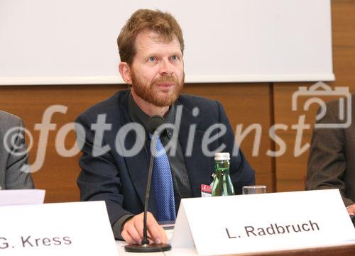 (C) fotodienst/Anna Rauchenberger - Wien, am 08.05.2009 - Fast 3.000 Teilnehmer aus mehr als 80 Ländern
diskutieren beim 11. Europäischen Palliativ-Kongress, der von 7.-10.
Mai 2009 in Wien (Austria Center Vienna) stattfindet, neueste
Erkenntnisse zur optimalen Betreuung von Menschen mit
lebensbedrohlichen Erkrankungen, für die eine Heilung nicht möglich
ist. Pressekonferenz zum Kongress. FOTO: Prof. Dr. Lukas Radbruch, EAPC Präsident, Aachen (Deutschland)