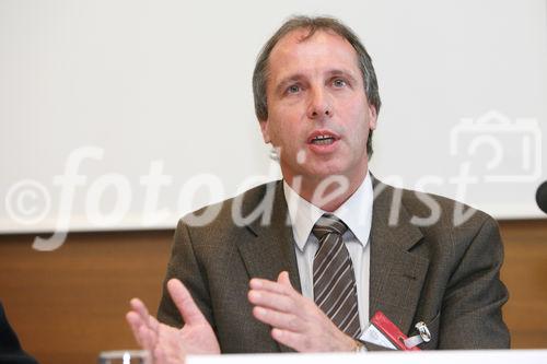 (C) fotodienst/Anna Rauchenberger - Wien, am 08.05.2009 - Fast 3.000 Teilnehmer aus mehr als 80 Ländern
diskutieren beim 11. Europäischen Palliativ-Kongress, der von 7.-10.
Mai 2009 in Wien (Austria Center Vienna) stattfindet, neueste
Erkenntnisse zur optimalen Betreuung von Menschen mit
lebensbedrohlichen Erkrankungen, für die eine Heilung nicht möglich
ist. Pressekonferenz zum Kongress. FOTO: Prof. Dr. Friedemann Nauck, Vorsitzender des Wissenschaftlichen Komitees des Kongresses, Göttingen (Deutschland)