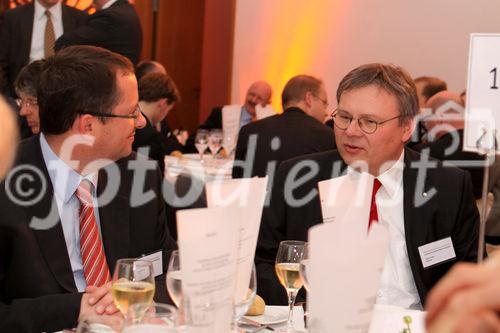 c)fotodienst/Andrea Ganshorn - Frankfurt am Main, 05.05.2009 - Preisverleihung für 'Deutschlands beste Wirtschaftsredaktionen' und 'Deutschlands beste Unternehmenssprecher' durch das Branchenmagazin 'Wirtschaftsjournalist', FOTO: v.l.n.r. Holger Steltzner (Herausgeber F.A.Z.), Jörg Howe (Leiter Unternehmenskommunikation Daimler)