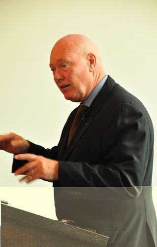 Jean-Claude Biver, Hublot, appelliert an die soziale Verantwortung
der Unternehmen, plädiert für mehr Leidenschaft und Respekt am 1. Luxuskongress in der Schweiz, der vom Euroforum organisiert und von der Bilanz moderiert wurde.