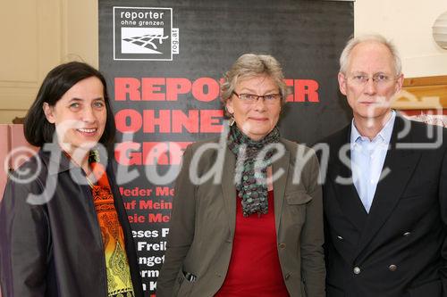 (C) fotodienst/Anna Rauchenberger - Wien, 04.05.2009 - Zum Jahrestag der Pressefreiheit am 3. Mai weist Reporter ohne Grenzen auf das Recht der Pressefreiheit hin. Auch heuer zeugen die Inhaftierungen und Tötungen zahlreicher JournalistInnen von den massiven Defiziten im Breich der Pressefreiheit. FOTO v.l.: Mag. Gabriele Eschig, Generalsekretärin, Österreichische UNESCO-Kommission, Dr. Rubina Möhring, Präsidentin Reporter ohne Grenzen Österreich, Franz C. Bauer, Journalistengewerkschaft, Redakteur 