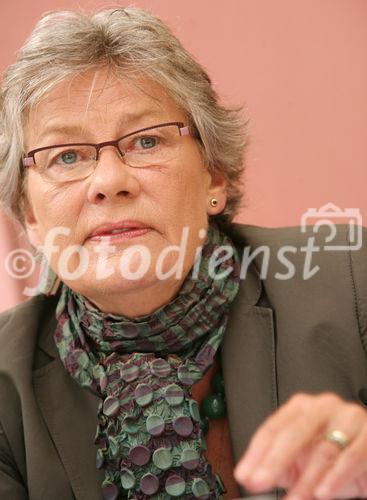 (C) fotodienst/Anna Rauchenberger - Wien, 04.05.2009 - Zum Jahrestag der Pressefreiheit am 3. Mai weist Reporter ohne Grenzen auf das Recht der Pressefreiheit hin. Auch heuer zeugen die Inhaftierungen und Tötungen zahlreicher JournalistInnen von den massiven Defiziten im Breich der Pressefreiheit. FOTO: Dr. Rubina Möhring, Präsidentin Reporter ohne Grenzen Österreich