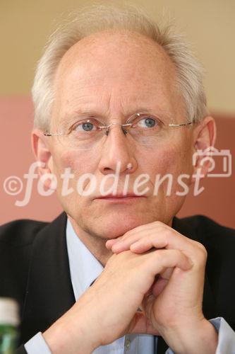 (C) fotodienst/Anna Rauchenberger - Wien, 04.05.2009 - Zum Jahrestag der Pressefreiheit am 3. Mai weist Reporter ohne Grenzen auf das Recht der Pressefreiheit hin. Auch heuer zeugen die Inhaftierungen und Tötungen zahlreicher JournalistInnen von den massiven Defiziten im Breich der Pressefreiheit. FOTO: Franz C. Bauer, Journalistengewerkschaft, Redakteur 