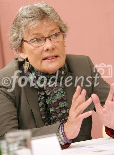 (C) fotodienst/Anna Rauchenberger - Wien, 04.05.2009 - Zum Jahrestag der Pressefreiheit am 3. Mai weist Reporter ohne Grenzen auf das Recht der Pressefreiheit hin. Auch heuer zeugen die Inhaftierungen und Tötungen zahlreicher JournalistInnen von den massiven Defiziten im Breich der Pressefreiheit. FOTO: Dr. Rubina Möhring, Präsidentin Reporter ohne Grenzen Österreich