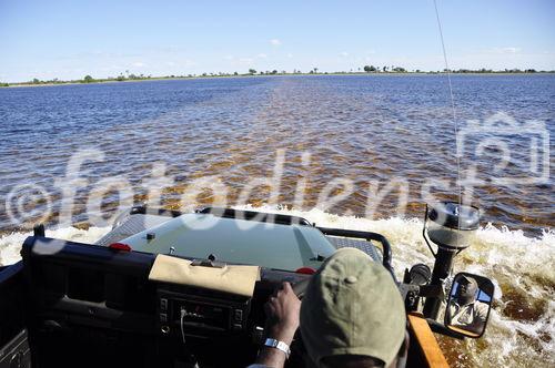 Waghalsige Fahrt durch die seit 46 Jahren nicht mehr so stark überfluteten Okavango-Sümpfe in Botswana