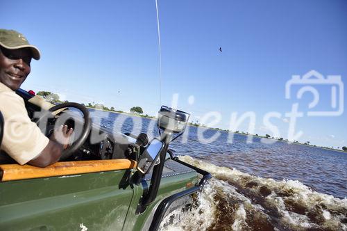 Der Jao-Game Ranger steuert den Landrover durch den See in dem seit 46 Jahren nicht mehr so stark überfluteten Okavango Delta