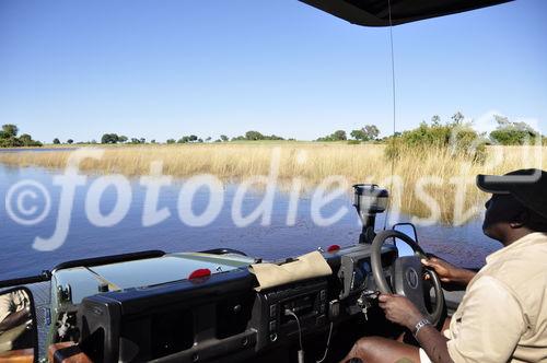 Abenteuerliche Fahrt durch die Okavango-Sümpfe mit dem Jao Game Ranger auf dem Landrover durch das Wasser 