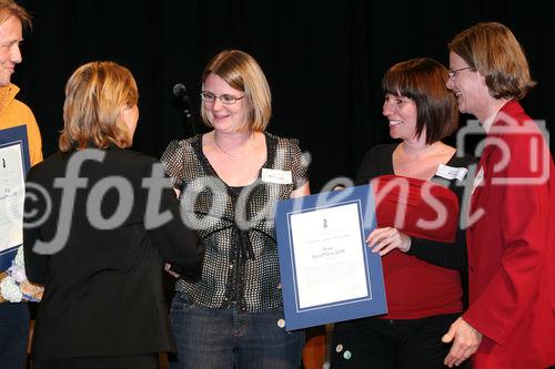 (C) fotodienst/Anna Rauchenberger - Wien, 01.05.2009 -  Zum fünften Mal wurde heute im Wiener Radiokulturhaus die SozialMarie vergeben. Ziel der SozialMarie ist es, innovative soziale Ideen und deren Umsetzung in der Öffentlichkeit bekannt zu machen. Die Unruhe Privatstiftung fördert durch diesen Preis die Vernetzung der Sozialprojekte. Somit können diese als Vorbild für andere Interessierte dienen. FOTO: Preisträger der 1000 Euro Preise. Helene Pumm (Jurymitglied) und Mag. Petra Radeschnig überreichen Urkunden und Blumen an die Preisträgerinnen des Projekts 'V3 - Vandalismus/Vorurteile/Vorbild' (Vbg) 