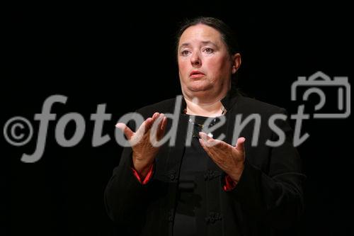 (C) fotodienst/Anna Rauchenberger - Wien, 01.05.2009 -  Zum fünften Mal wurde heute im Wiener Radiokulturhaus die SozialMarie vergeben. Ziel der SozialMarie ist es, innovative soziale Ideen und deren Umsetzung in der Öffentlichkeit bekannt zu machen. Die Unruhe Privatstiftung fördert durch diesen Preis die Vernetzung der Sozialprojekte. Somit können diese als Vorbild für andere Interessierte dienen. FOTO: Gebärdensprachedolmetscherin
