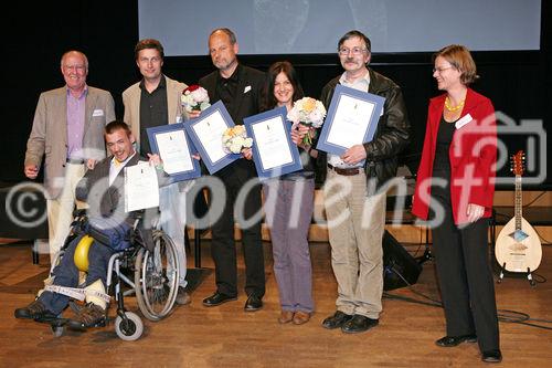 (C) fotodienst/Anna Rauchenberger - Wien, 01.05.2009 -  Zum fünften Mal wurde heute im Wiener Radiokulturhaus die SozialMarie vergeben. Ziel der SozialMarie ist es, innovative soziale Ideen und deren Umsetzung in der Öffentlichkeit bekannt zu machen. Die Unruhe Privatstiftung fördert durch diesen Preis die Vernetzung der Sozialprojekte. Somit können diese als Vorbild für andere Interessierte dienen. FOTO: Preisträger der 1000 Euro Preise. Siegerprojekte v.l.: Joe hochgerner (Jurymitglied), Projekt 'We are in it together' (CZ), Projekt: 'Solidarregion Weiz - Initiative für eine Globaliserung an der Basis' (Stmk), Projekt: 'Barbiefreie Zone goes public', (Vbg), Projekt: 'Sichtbar werden', (Wien), Mag. Petra Radeschnig