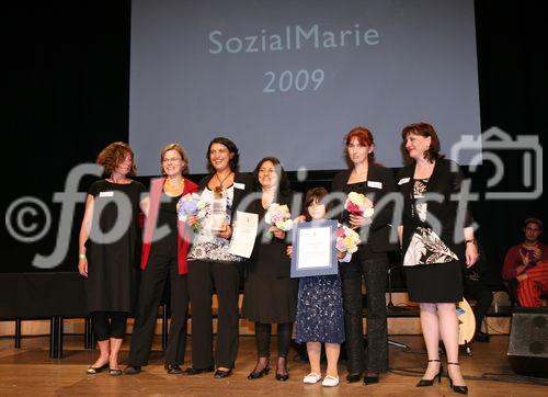 (C) fotodienst/Anna Rauchenberger - Wien, 01.05.2009 -  Zum fünften Mal wurde heute im Wiener Radiokulturhaus die SozialMarie vergeben. Ziel der SozialMarie ist es, innovative soziale Ideen und deren Umsetzung in der Öffentlichkeit bekannt zu machen. Die Unruhe Privatstiftung fördert durch diesen Preis die Vernetzung der Sozialprojekte. Somit können diese als Vorbild für andere Interessierte dienen. FOTO v.l.:  Dolmetscherin Kati Koller, Mag. Petra Radeschnig, Preisträgerinnen 1. Preis Projekt 'School Enrolment and Community' (Ungarn), Birgit Schörg (Jurymitglied)