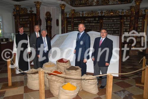 Administrator Pater Martin Spernbauer, Dr. Roman Samdgruber, LH Josef Pühringer, LR Josef Stockinger, Bgm Karl Limberger;
OÖ-Landesausstellung im Stift Schlierbach: 'Mahlzeit!'