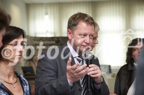 (C) fotodienst/Gudrun Krieger - Wien 29.04.2009 - Tagung: E-Health und Krankenhausinformationssysteme; Foto: li na re: Dipl.-Ing. Herlinde Toth (Wr. Krankenanstaltenverbund), Walter M. Bugnar (Siemens IT Solutions and Services)