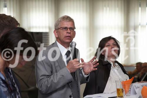 (C) fotodienst/Gudrun Krieger - Wien 29.04.2009 - Tagung: E-Health und Krankenhausinformationssysteme; Foto: li na re: Dipl.-Ing. Herlinde Toth (Wr. Krankenanstaltenverbund), DI Manfred Rieser (Telekom Austria, Mag. Bettina Hainschink (CON•ECT Eventmanagement)