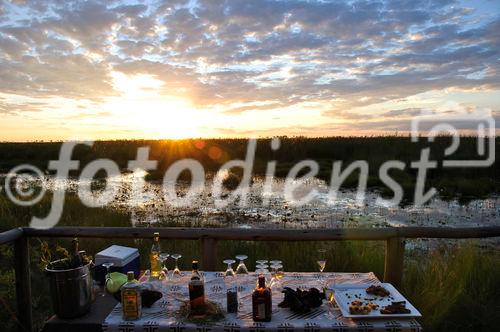 Gediegene Sonnenuntergang-Apéro's vom Pooldeck des Duma Tau Wilderness Camp am Linyanti-Fluss im Okavango-Delta