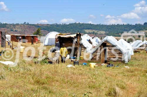 Noch immer leben über 100'000 FLüchtlinge im Rift Valley in Camps. NAch den Unruhen wurden über 300'000 Personen vertrieben und über 1200 getötet. Zudem gibt es 10 Mio. hungernde Menchen und 3,2 Mio durstende Personen, 4,1 Mio. Personen sind bettelarm, 1,9 Mio . Kenyaner HIV infisziert.- 630'000 Personen in kritischen Gesundheitszustand  Zudem 100 tote Kinder täglich aufgrund Malaria-Infektion.