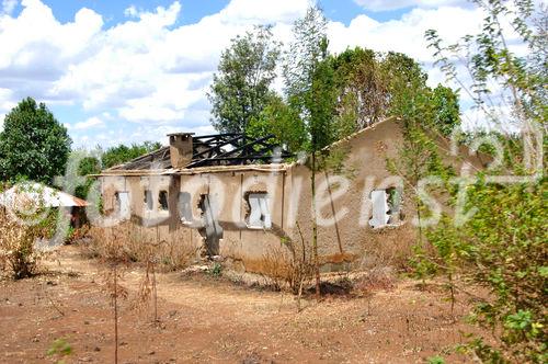 Während den politischen Unruhen abgefackelte Bauernhäuser im Rift Valley bei Eldoret