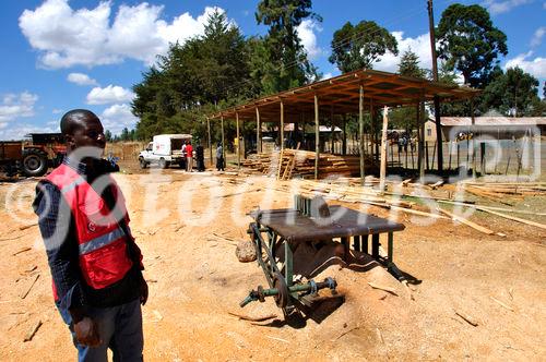 One of 10 Kenya Red Cross timber sites for reconstruction Kenyan farmhouses. Eine von zehn Rot-Kreuz-Holzwerkstätten für den Wiederaufbau der Bauernhütten von vertriebenen Flüchtlingen.