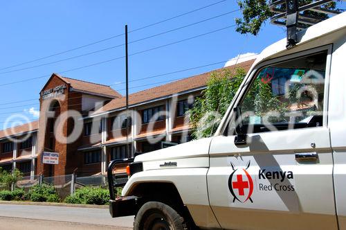 Rot-Kreuz Auto im humanitären Einsatz  in Kenya's Rift Valley.  REd Cross Car in front of Kenya Red Cross Headquarter. 