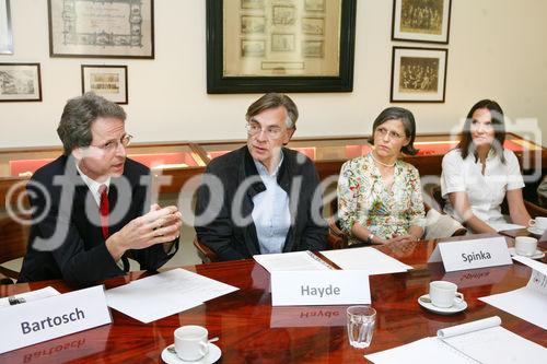 (C) fotodienst/Anna Rauchenberger - Wien, 24.04.2009 - Die Anzahl der Geburten mittels Kaiserschnitts steigt auch in Österreich stetig an. Mit Sectio Soft wurden neue Standards für eine sanfte wie sichere Geburt für Kind und Mutter entwickelt und im Rudolfinerhaus in 1190 Wien umgesetzt. FOTO v.l.: Dr. Bernhard Bartosch, Facharzt für Gynäkologie und Geburtshilfe, Entwickler von 'Sectio soft', Univ. Prof. Dr. Michael Hayde, Bereichsleiter der Neugeborenen Intensivstation und Neugeborenenstation, Medizinische Universität Wien, Dr. Elisabeth Spinka, Fachärztin an der Semmelweis-Frauenklinik, geburtshilfliche Schmerztherapie an der Privatklinik Rudolfinerhaus, Dipl. Hebamme Claudia Kopriva, Leiterin der Hebammen Rudolfinerhaus. 