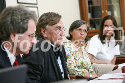 (C) fotodienst/Anna Rauchenberger - Wien, 24.04.2009 - Die Anzahl der Geburten mittels Kaiserschnitts steigt auch in Österreich stetig an. Mit Sectio Soft wurden neue Standards für eine sanfte wie sichere Geburt für Kind und Mutter entwickelt und im Rudolfinerhaus in 1190 Wien umgesetzt. FOTO v.l.: Dr. Bernhard Bartosch, Facharzt für Gynäkologie und Geburtshilfe, Entwickler von 'Sectio soft', Univ. Prof. Dr. Michael Hayde, Bereichsleiter der Neugeborenen Intensivstation und Neugeborenenstation, Medizinische Universität Wien, Dr. Elisabeth Spinka, Fachärztin an der Semmelweis-Frauenklinik, geburtshilfliche Schmerztherapie an der Privatklinik Rudolfinerhaus, Dipl. Hebamme Claudia Kopriva, Leiterin der Hebammen Rudolfinerhaus. 