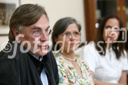 (C) fotodienst/Anna Rauchenberger - Wien, 24.04.2009 - Die Anzahl der Geburten mittels Kaiserschnitts steigt auch in Österreich stetig an. Mit Sectio Soft wurden neue Standards für eine sanfte wie sichere Geburt für Kind und Mutter entwickelt und im Rudolfinerhaus in 1190 Wien umgesetzt. FOTO v.l.: Univ. Prof. Dr. Michael Hayde, Bereichsleiter der Neugeborenen Intensivstation und Neugeborenenstation, Medizinische Universität Wien, Dr. Elisabeth Spinka, Fachärztin an der Semmelweis-Frauenklinik, geburtshilfliche Schmerztherapie an der Privatklinik Rudolfinerhaus, Dipl. Hebamme Claudia Kopriva, Leiterin der Hebammen Rudolfinerhaus. 