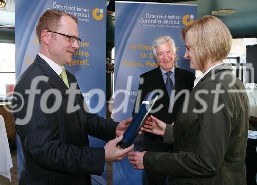 (C) fotodienst/Anna Rauchenberger - Wien, 21.04.2009 - Heute wurde auf der MS Vindobona das Controller Diplom an Absolventen unterschiedlicher Lehrgänge des ÖCI (Österreichisches Controller Institut) verliehen. Gleichzeitig fand auch das Jahrestreffen des ÖCI-Absolventenclubs statt. FOTO: überreichung der Diplome durch Bernd Kadic, Geschäftsführer des ÖCI und Rolf Eschenbach, wissenschaftlicher Leiter des Österreichischen Controller-Instituts