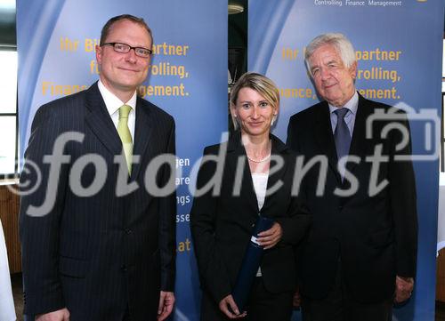 (C) fotodienst/Anna Rauchenberger - Wien, 21.04.2009 - Heute wurde auf der MS Vindobona das Controller Diplom an Absolventen unterschiedlicher Lehrgänge des ÖCI (Österreichisches Controller Institut) verliehen. Gleichzeitig fand auch das Jahrestreffen des ÖCI-Absolventenclubs statt. FOTO: Überreichung der Diplome v.l.: Bernd Kadic, Geschäftsführer des ÖCI, Karin Ebner, Rolf Eschenbach, wissenschaftlicher Leiter des Österreichischen Controller-Instituts