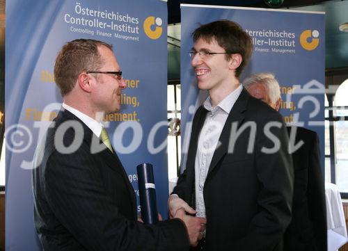 (C) fotodienst/Anna Rauchenberger - Wien, 21.04.2009 - Heute wurde auf der MS Vindobona das Controller Diplom an Absolventen unterschiedlicher Lehrgänge des ÖCI (Österreichisches Controller Institut) verliehen. Gleichzeitig fand auch das Jahrestreffen des ÖCI-Absolventenclubs statt. FOTO: überreichung der Diplome durch Bernd Kadic, Geschäftsführer des ÖCI und Rolf Eschenbach, wissenschaftlicher Leiter des Österreichischen Controller-Instituts