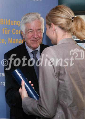 (C) fotodienst/Anna Rauchenberger - Wien, 21.04.2009 - Heute wurde auf der MS Vindobona das Controller Diplom an Absolventen unterschiedlicher Lehrgänge des ÖCI (Österreichisches Controller Institut) verliehen. Gleichzeitig fand auch das Jahrestreffen des ÖCI-Absolventenclubs statt. FOTO: überreichung der Diplome durch Bernd Kadic, Geschäftsführer des ÖCI und Rolf Eschenbach, wissenschaftlicher Leiter des Österreichischen Controller-Instituts