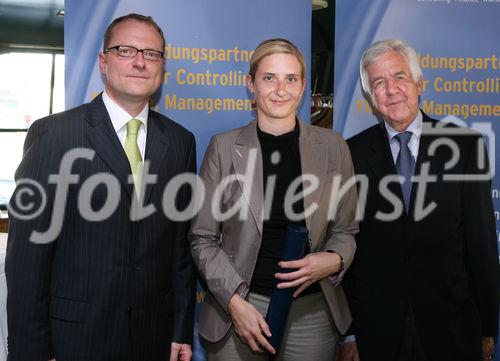 (C) fotodienst/Anna Rauchenberger - Wien, 21.04.2009 - Heute wurde auf der MS Vindobona das Controller Diplom an Absolventen unterschiedlicher Lehrgänge des ÖCI (Österreichisches Controller Institut) verliehen. Gleichzeitig fand auch das Jahrestreffen des ÖCI-Absolventenclubs statt. FOTO: Überreichung der Diplome v.l.: Bernd Kadic, Geschäftsführer des ÖCI, Mag. Silke Karl, Rolf Eschenbach, wissenschaftlicher Leiter des Österreichischen Controller-Instituts