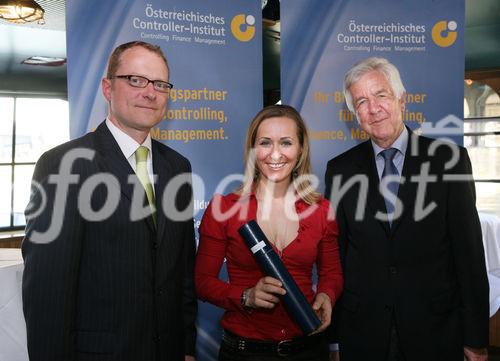 (C) fotodienst/Anna Rauchenberger - Wien, 21.04.2009 - Heute wurde auf der MS Vindobona das Controller Diplom an Absolventen unterschiedlicher Lehrgänge des ÖCI (Österreichisches Controller Institut) verliehen. Gleichzeitig fand auch das Jahrestreffen des ÖCI-Absolventenclubs statt. FOTO: Überreichung der Diplome v.l.: Bernd Kadic, Geschäftsführer des ÖCI, Doresia Krings, Rolf Eschenbach, wissenschaftlicher Leiter des Österreichischen Controller-Instituts