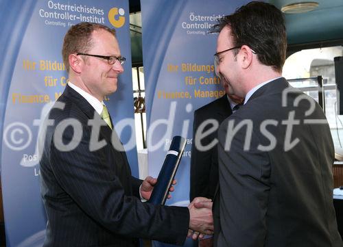 (C) fotodienst/Anna Rauchenberger - Wien, 21.04.2009 - Heute wurde auf der MS Vindobona das Controller Diplom an Absolventen unterschiedlicher Lehrgänge des ÖCI (Österreichisches Controller Institut) verliehen. Gleichzeitig fand auch das Jahrestreffen des ÖCI-Absolventenclubs statt. FOTO: überreichung der Diplome durch Bernd Kadic, Geschäftsführer des ÖCI und Rolf Eschenbach, wissenschaftlicher Leiter des Österreichischen Controller-Instituts