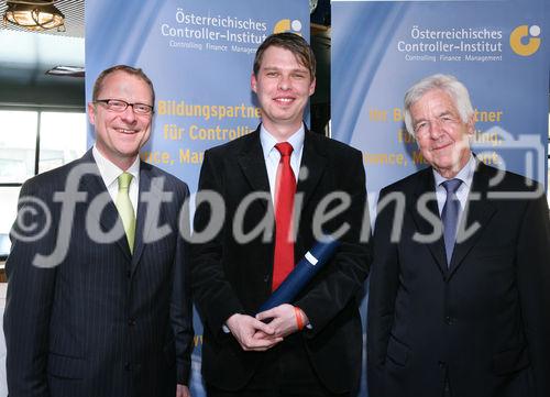 (C) fotodienst/Anna Rauchenberger - Wien, 21.04.2009 - Heute wurde auf der MS Vindobona das Controller Diplom an Absolventen unterschiedlicher Lehrgänge des ÖCI (Österreichisches Controller Institut) verliehen. Gleichzeitig fand auch das Jahrestreffen des ÖCI-Absolventenclubs statt. FOTO: Überreichung der Diplome v.l.: Bernd Kadic, Geschäftsführer des ÖCI, Mag. Günter Vollmann, Rolf Eschenbach, wissenschaftlicher Leiter des Österreichischen Controller-Instituts