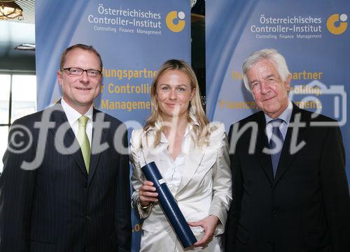 (C) fotodienst/Anna Rauchenberger - Wien, 21.04.2009 - Heute wurde auf der MS Vindobona das Controller Diplom an Absolventen unterschiedlicher Lehrgänge des ÖCI (Österreichisches Controller Institut) verliehen. Gleichzeitig fand auch das Jahrestreffen des ÖCI-Absolventenclubs statt. FOTO: Überreichung der Diplome v.l.: Bernd Kadic, Geschäftsführer des ÖCI, Mag. Michaela Enengel, Rolf Eschenbach, wissenschaftlicher Leiter des Österreichischen Controller-Instituts