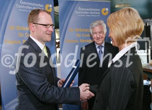 (C) fotodienst/Anna Rauchenberger - Wien, 21.04.2009 - Heute wurde auf der MS Vindobona das Controller Diplom an Absolventen unterschiedlicher Lehrgänge des ÖCI (Österreichisches Controller Institut) verliehen. Gleichzeitig fand auch das Jahrestreffen des ÖCI-Absolventenclubs statt. FOTO: überreichung der Diplome durch Bernd Kadic, Geschäftsführer des ÖCI und Rolf Eschenbach, wissenschaftlicher Leiter des Österreichischen Controller-Instituts