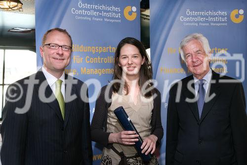 (C) fotodienst/Anna Rauchenberger - Wien, 21.04.2009 - Heute wurde auf der MS Vindobona das Controller Diplom an Absolventen unterschiedlicher Lehrgänge des ÖCI (Österreichisches Controller Institut) verliehen. Gleichzeitig fand auch das Jahrestreffen des ÖCI-Absolventenclubs statt. FOTO: Überreichung der Diplome v.l.: Bernd Kadic, Geschäftsführer des ÖCI, Barbara Gurmann, Rolf Eschenbach, wissenschaftlicher Leiter des Österreichischen Controller-Instituts