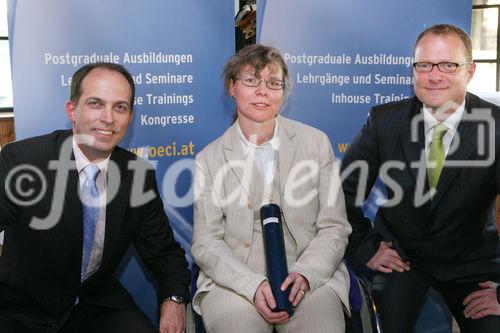 (C) fotodienst/Anna Rauchenberger - Wien, 21.04.2009 - Heute wurde auf der MS Vindobona das Controller Diplom an Absolventen unterschiedlicher Lehrgänge des ÖCI (Österreichisches Controller Institut) verliehen. Gleichzeitig fand auch das Jahrestreffen des ÖCI-Absolventenclubs statt. FOTO: Überreichung der Diplome v.l.: Bernd Kadic, Geschäftsführer des ÖCI, Susanne Höglin, Rolf Eschenbach, wissenschaftlicher Leiter des Österreichischen Controller-Instituts