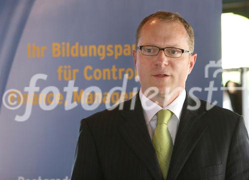 (C) fotodienst/Anna Rauchenberger - Wien, 21.04.2009 - Heute wurde auf der MS Vindobona das Controller Diplom an Absolventen unterschiedlicher Lehrgänge des ÖCI (Österreichisches Controller Institut) verliehen. Gleichzeitig fand auch das Jahrestreffen des ÖCI-Absolventenclubs statt. FOTO: Bernd Kadic, Geschäftsführer des ÖCI