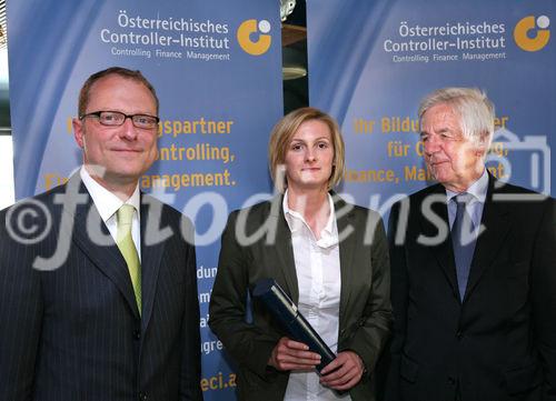 (C) fotodienst/Anna Rauchenberger - Wien, 21.04.2009 - Heute wurde auf der MS Vindobona das Controller Diplom an Absolventen unterschiedlicher Lehrgänge des ÖCI (Österreichisches Controller Institut) verliehen. Gleichzeitig fand auch das Jahrestreffen des ÖCI-Absolventenclubs statt. FOTO: Überreichung der Diplome v.l.: Bernd Kadic, Geschäftsführer des ÖCI, Daniela Aumayr, Rolf Eschenbach, wissenschaftlicher Leiter des Österreichischen Controller-Instituts