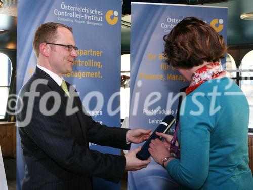 (C) fotodienst/Anna Rauchenberger - Wien, 21.04.2009 - Heute wurde auf der MS Vindobona das Controller Diplom an Absolventen unterschiedlicher Lehrgänge des ÖCI (Österreichisches Controller Institut) verliehen. Gleichzeitig fand auch das Jahrestreffen des ÖCI-Absolventenclubs statt. FOTO: überreichung der Diplome durch Bernd Kadic, Geschäftsführer des ÖCI und Rolf Eschenbach, wissenschaftlicher Leiter des Österreichischen Controller-Instituts